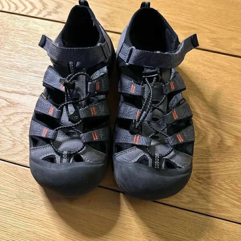 Keen unisex water shoe sandal size 6
